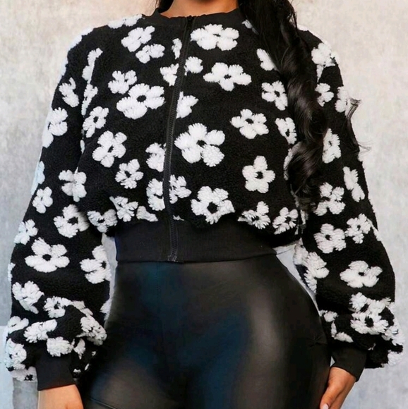 Jacket Features A Center Front Zipper In Contrasting Black And White - Picture 5 of 6